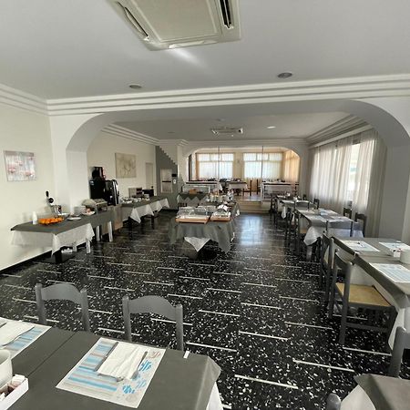 Hotel D'Annunzio Каттолика Экстерьер фото