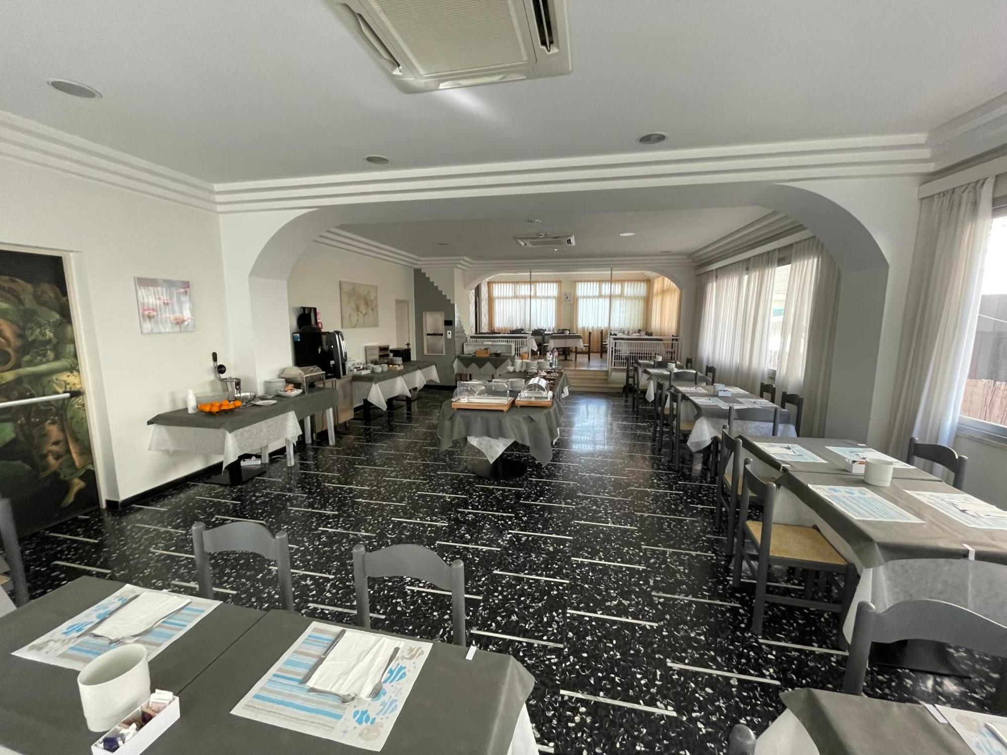 Hotel D'Annunzio Каттолика Экстерьер фото