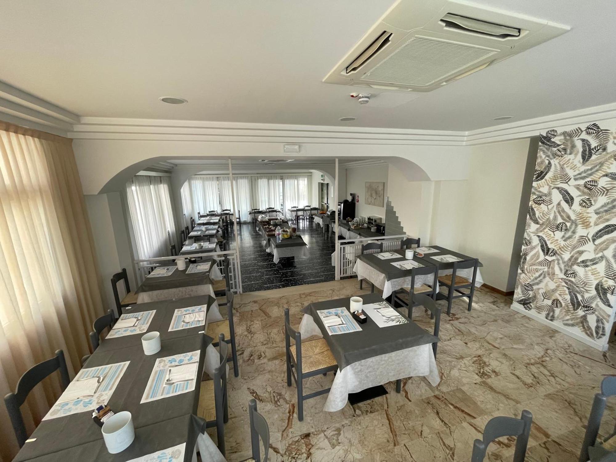 Hotel D'Annunzio Каттолика Экстерьер фото